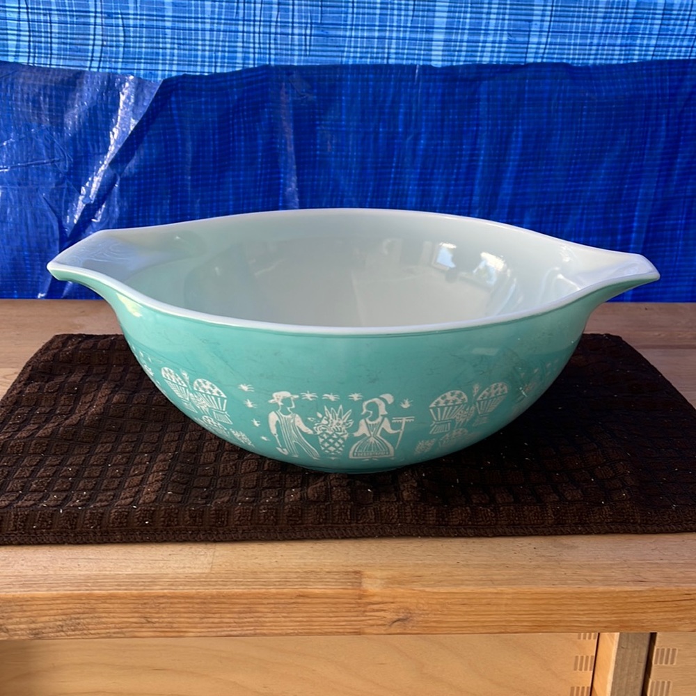 Pyrex bowl 4 QT mixing bowl